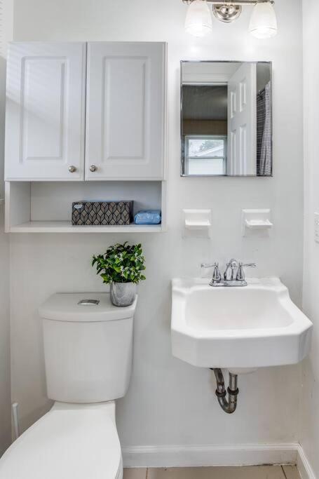 {Quiet Suburban Ranch Hot Tub} Mins Arpt/Rit/Dwnt Apartment Rochester Exterior foto