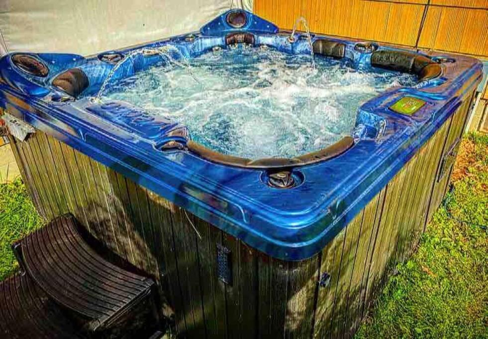 {Quiet Suburban Ranch Hot Tub} Mins Arpt/Rit/Dwnt Apartment Rochester Exterior foto